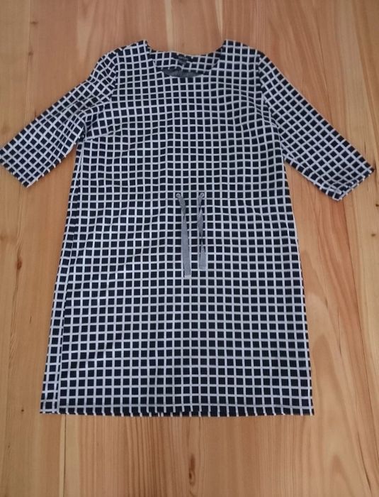 Sukienka  marki Esmara, charakteryzujący się czarno-białym wzorem w kr