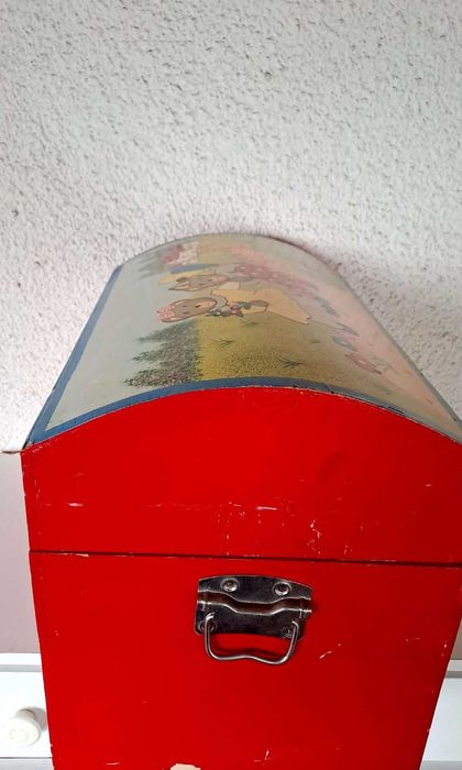 Baú  em madeira para guardar roupinhas ou brinquedos