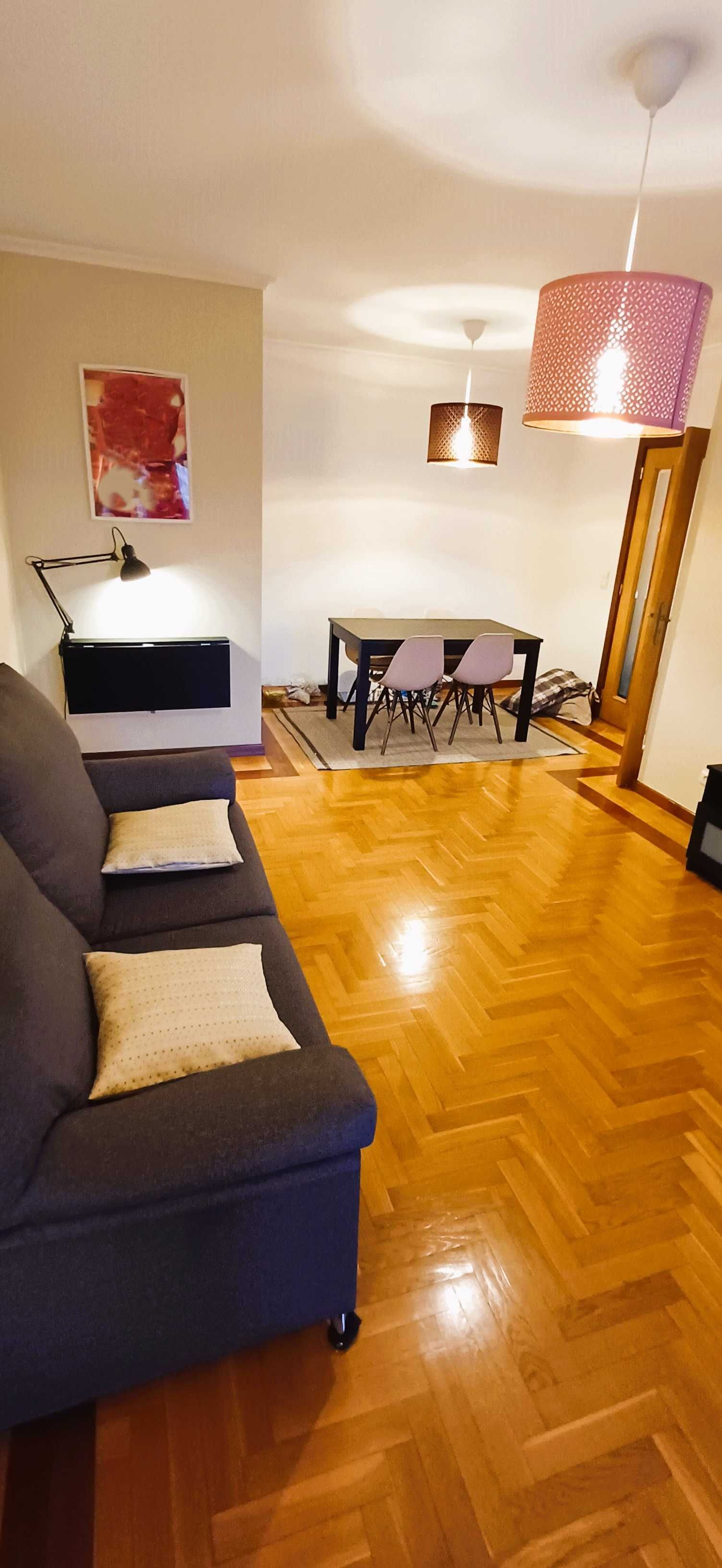 Excelente T2 c/ 90m2, mobilado e equipado. Varanda com vistas amplas!