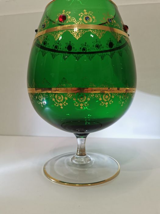 Boho. Szmaragdowe szkło, kielich bogato złocony.Antyk. 5L.