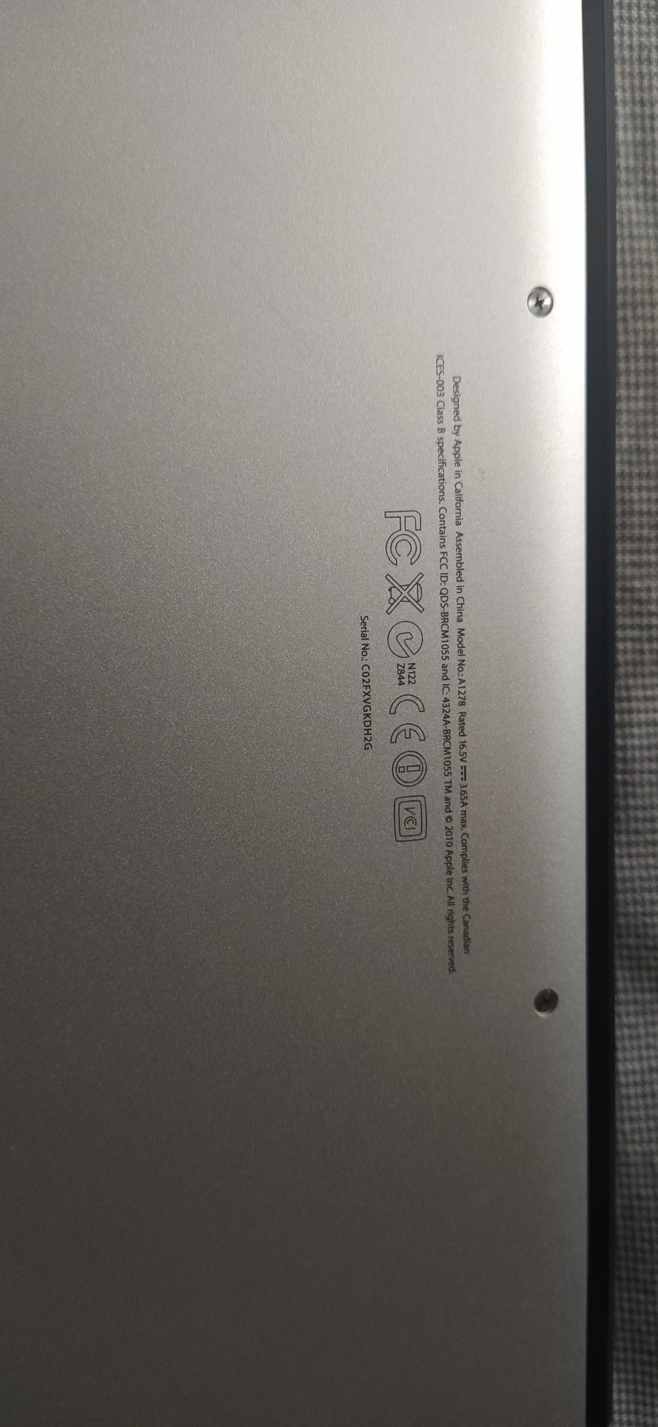 Apple A1278  без зарядного пристрою.