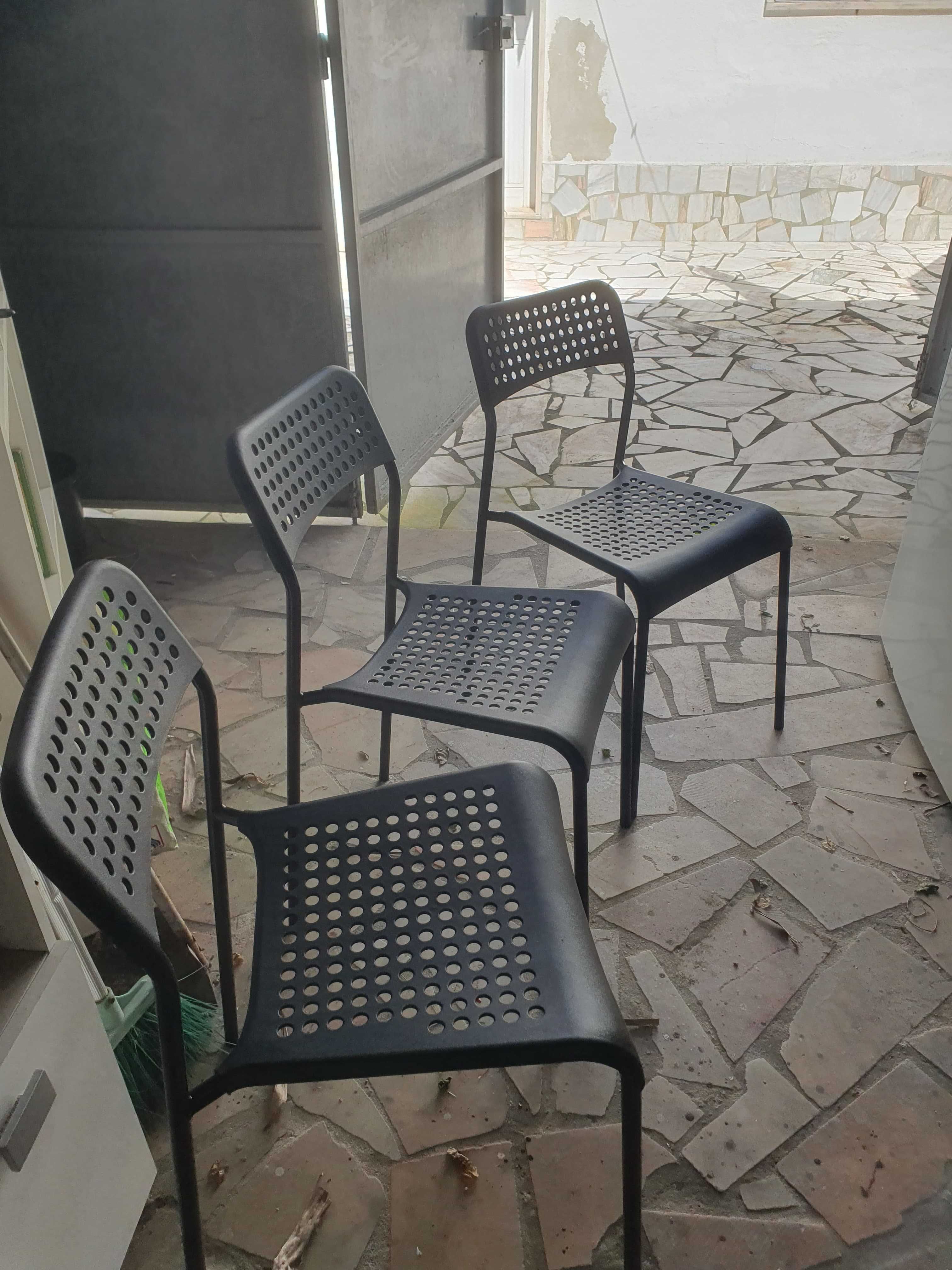 Oportunidade! Geladeira e 3 Cadeiras em Bom Estado – Aproveite