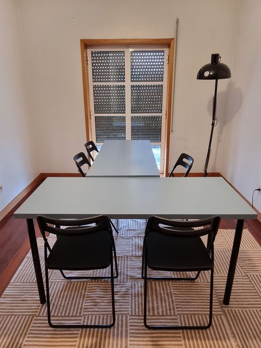 Conjunto de mesas, cadeiras e candeeiro