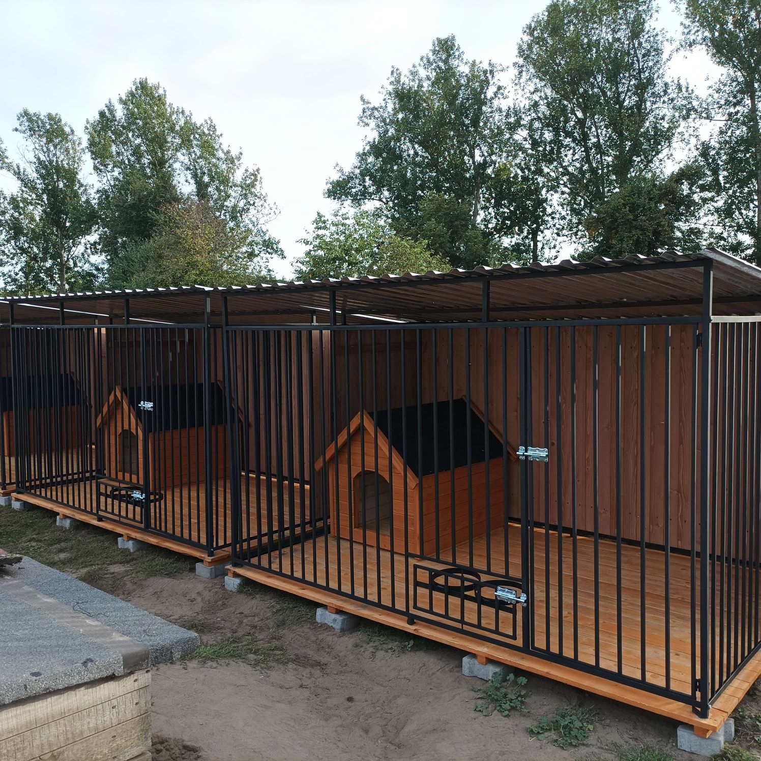 Kojce wykonane są z kształtowników zamkniętych lub panela 3D .
Zadaszo