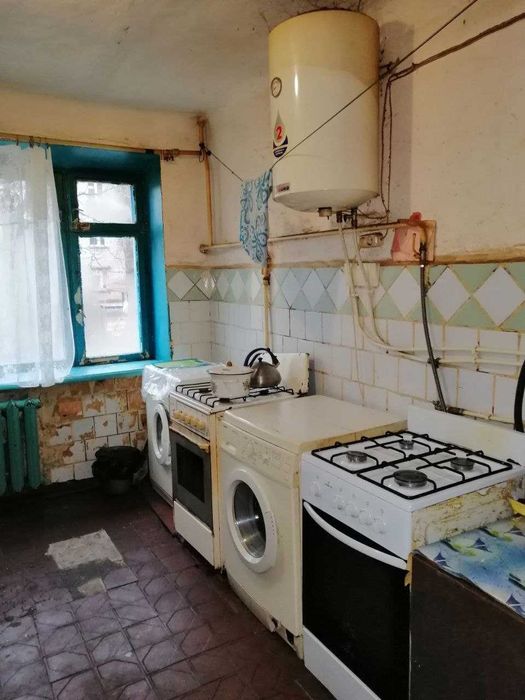 Продам кімнату в центрі міста на першому поверсі, є меблі та техніка