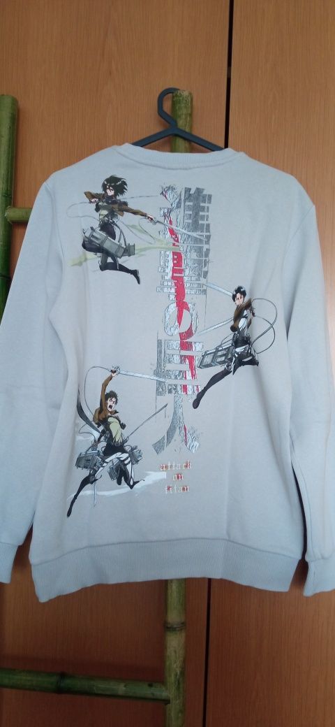 Camisola Attack on titan Bershka