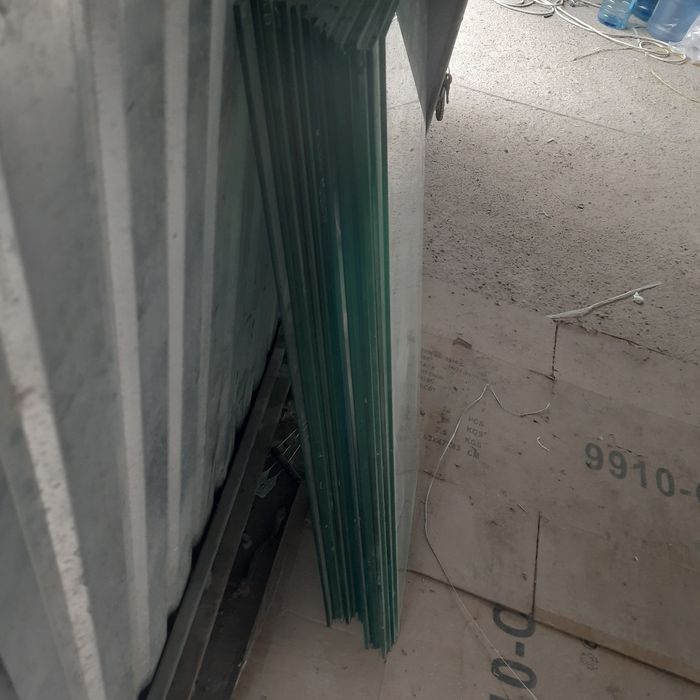 Стеклянная полка,витрина.