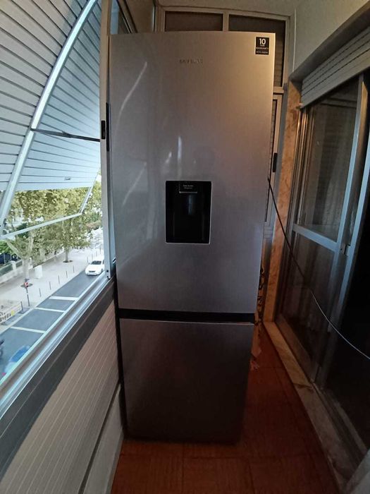 Frigorífico Samsung em inox com Dispensador de Água