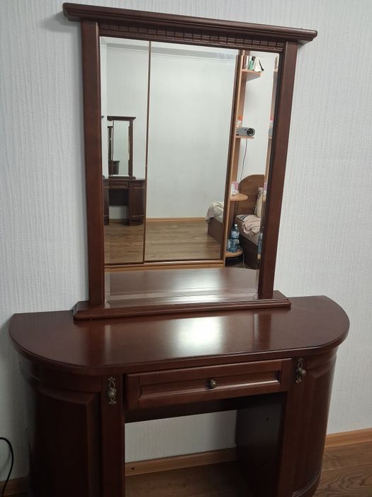 Срочно. Трюмо из массива ясеня (туалетний стіл)
