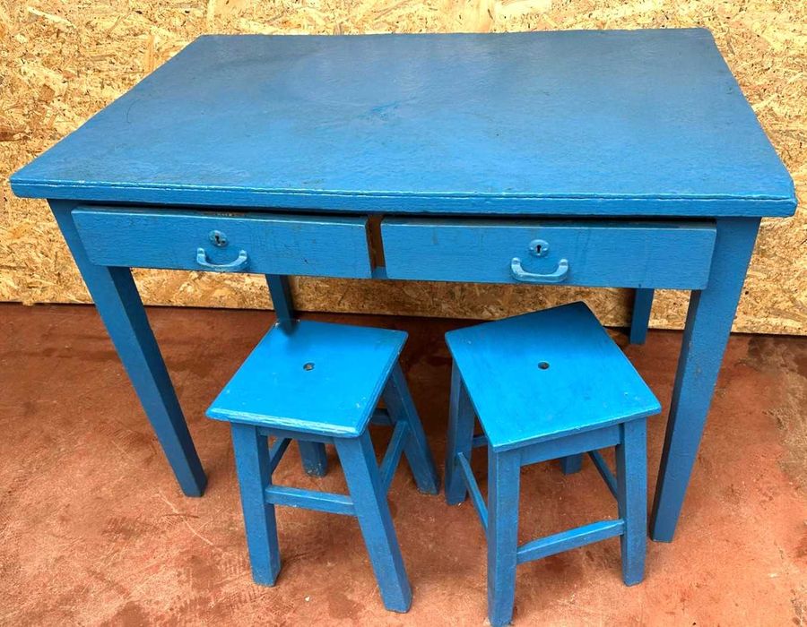 Mesa rustica antiga com gavetas