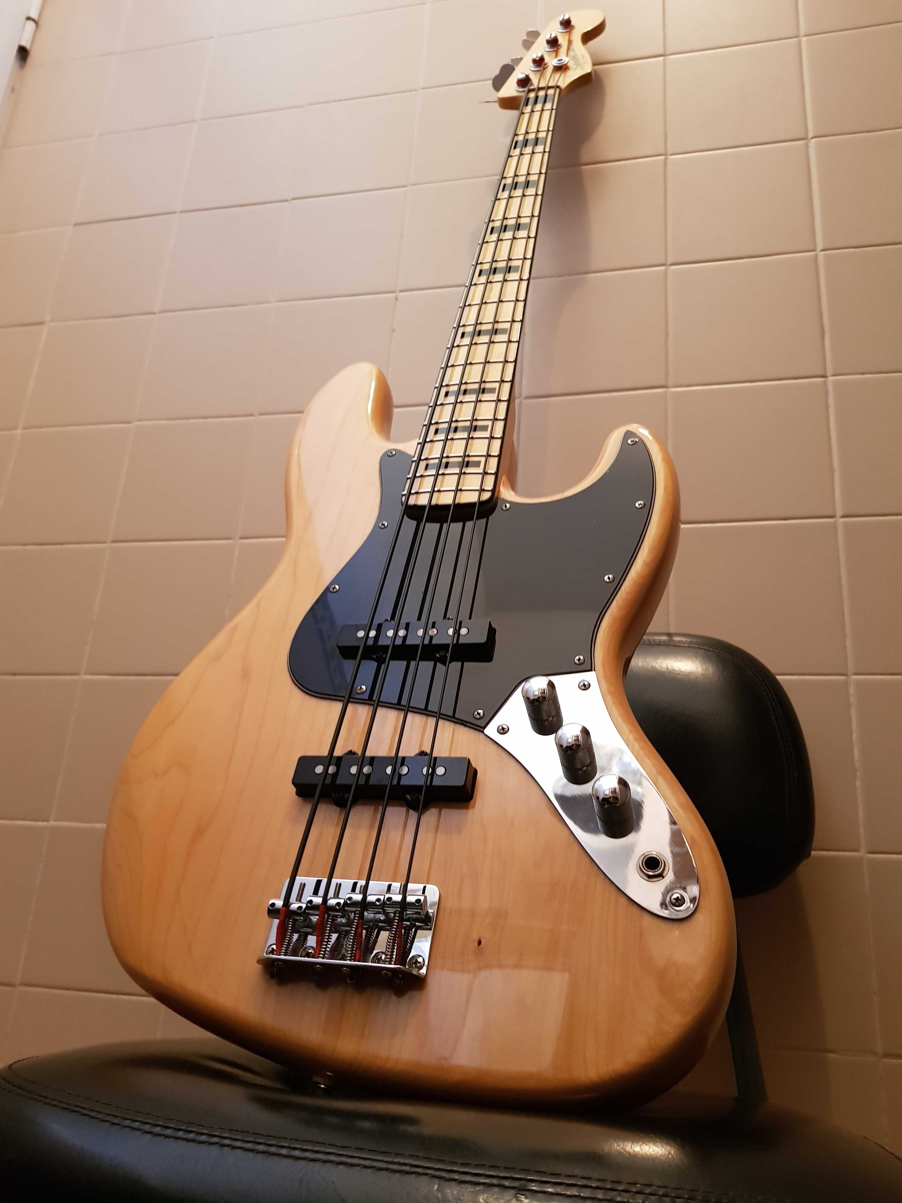Jazz Bass Squier by Fender como novo!