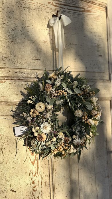 Biały zimowy wianek na drzwi naturalny