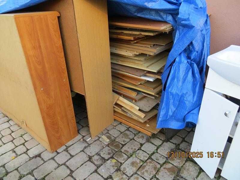 Płyty meblowe szafki uszkodzone , taborety oddam za darmo
