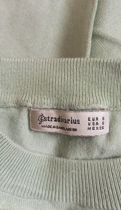 Cienki sweterek z  w pastelowym zielonym kolorze bufki  Stradivarius r