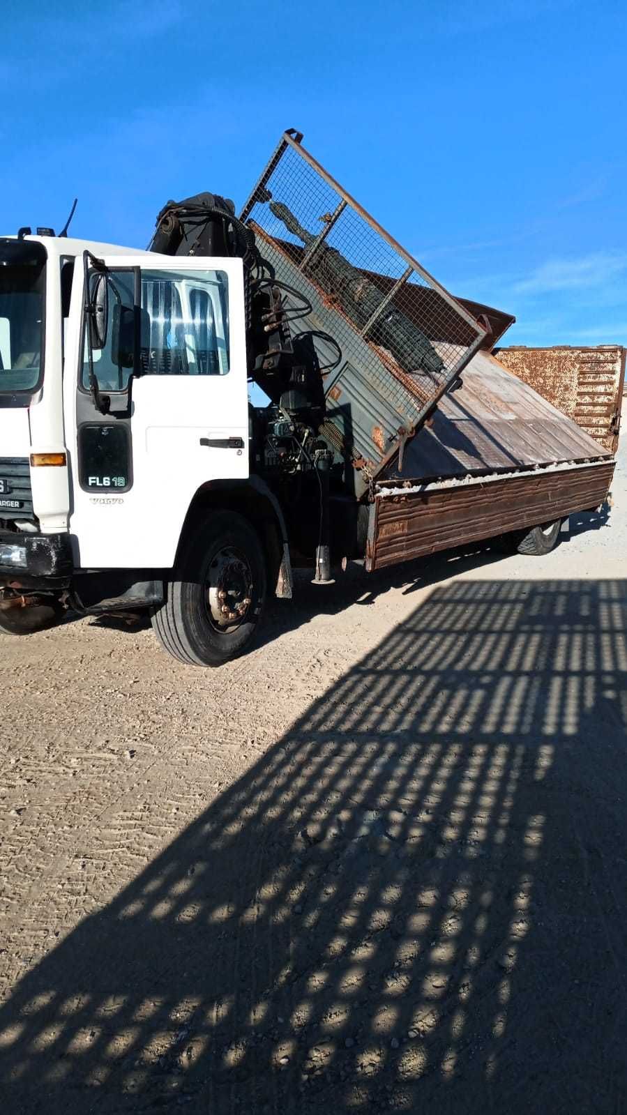 CAMIÃO VOLVO FL6 COM GRUA E RAMPA