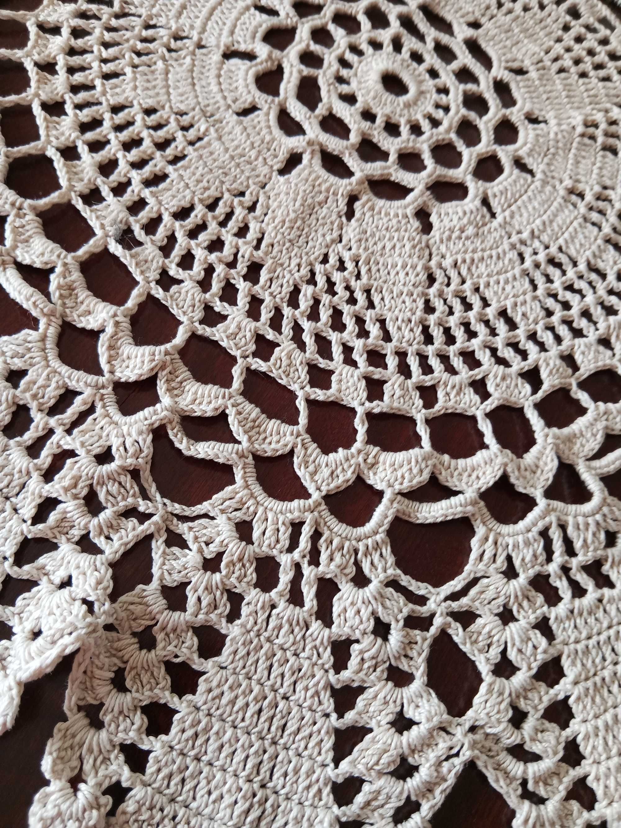 Centro de mesa crochê branco/creme 80cm diâmetro