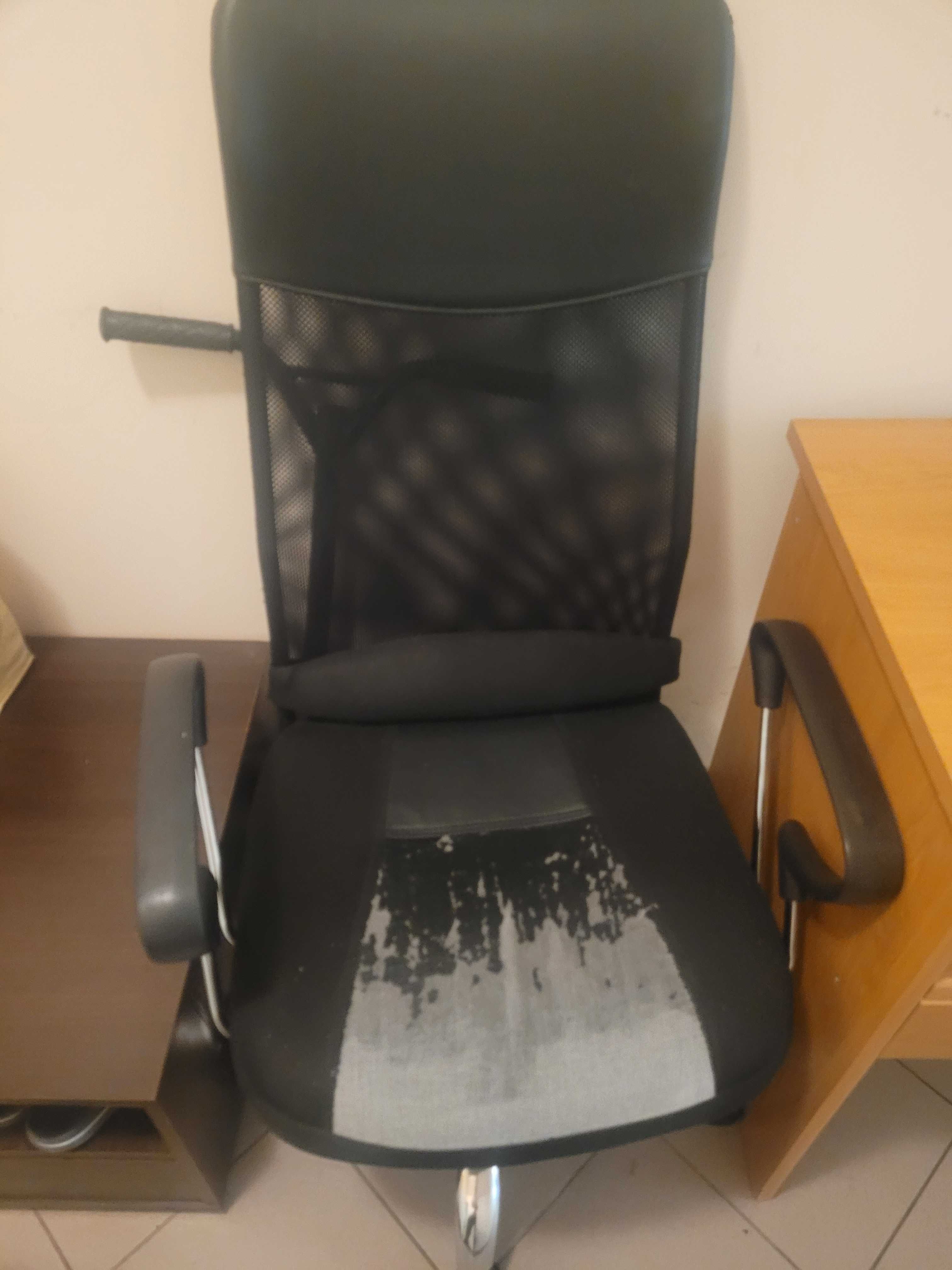 Fotel obrotowy na kółkach do sprzedania