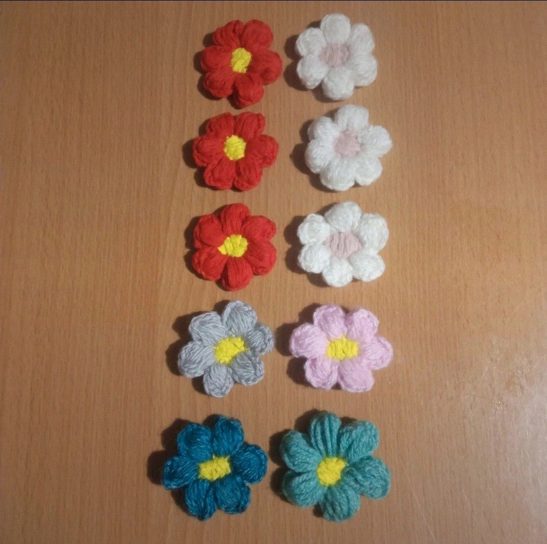 Kwiatki handmade na sweterek
