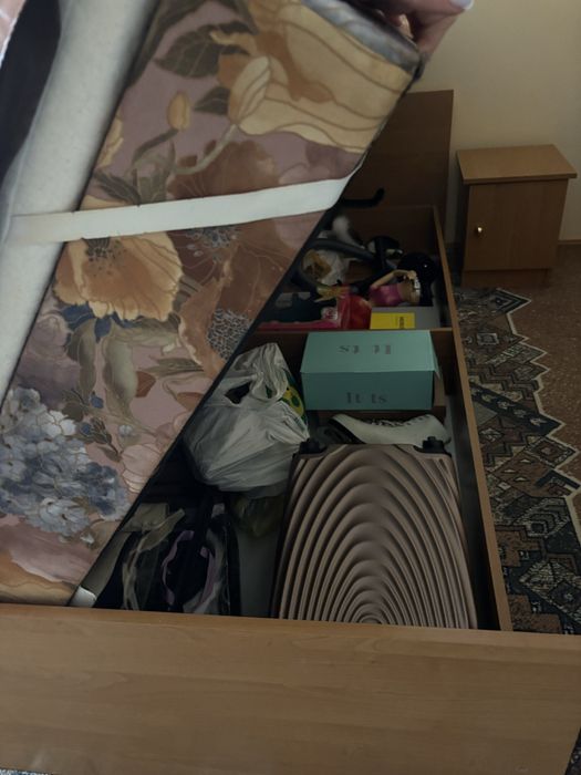 Ліжко, шафа, туалетний столик, дві приліжкові тумбочки