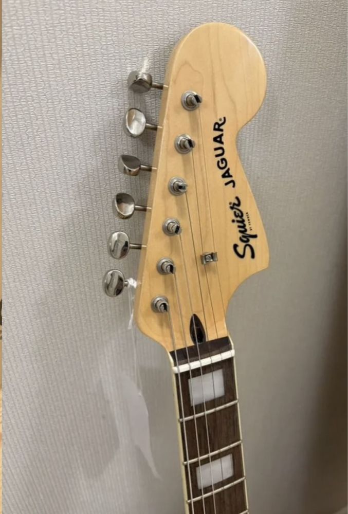 Gitara elektryczna Squier Jaguar uszkodzona