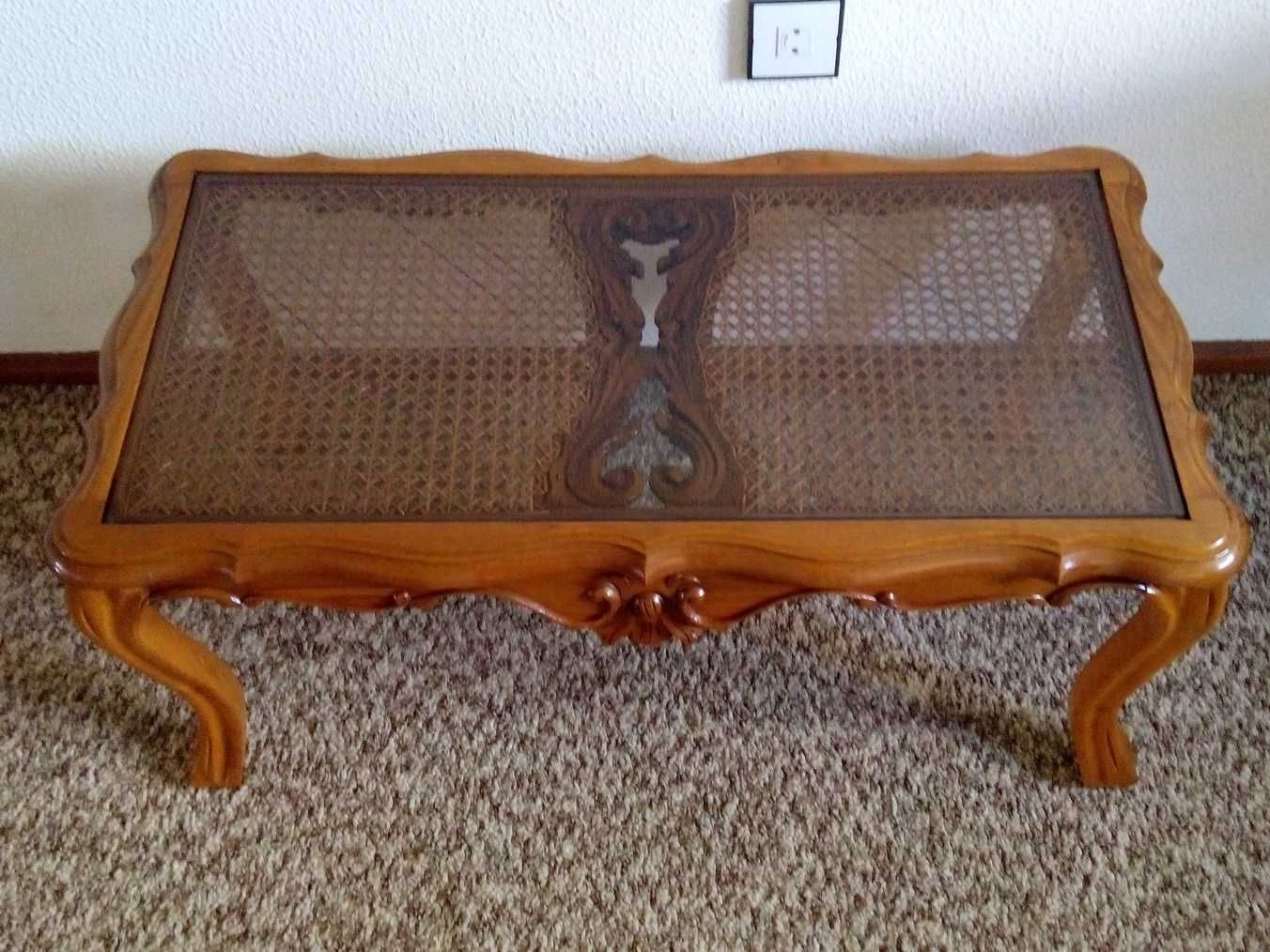 Mesa de centro com tampo de vidro