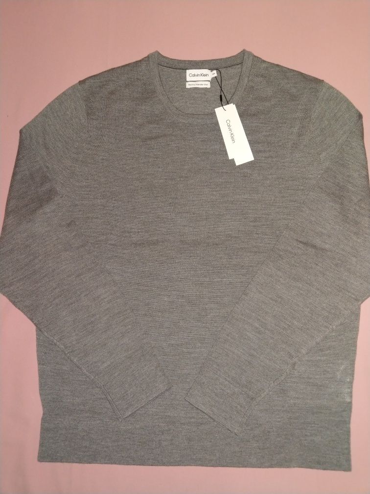 Wyprzedaż lekki swetr męski Calvin Klein.