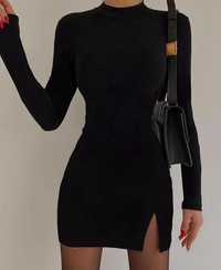 Чорна сукня з невеличким надрізом