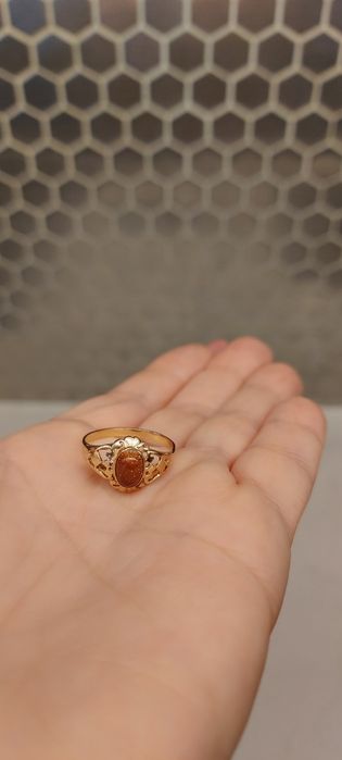 Pierścionek antyk złoto piasek pustyni