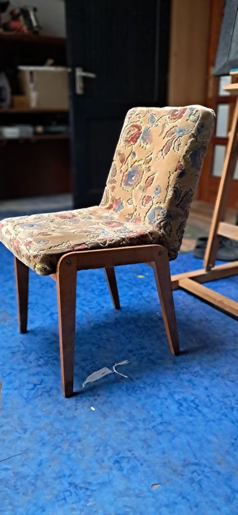 Krzesło tapicerowane do renowacji.