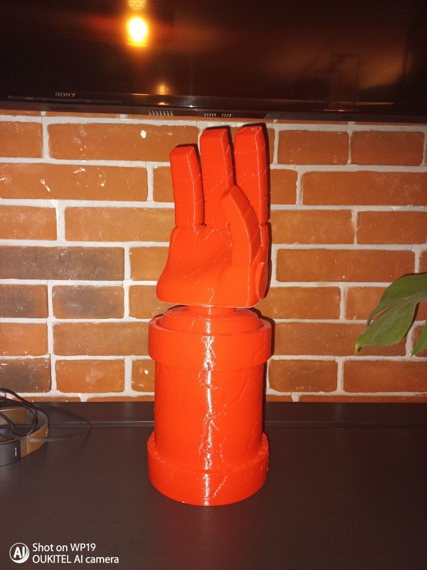 Hellboy stojak na słuchawki wieszak right hand of doom