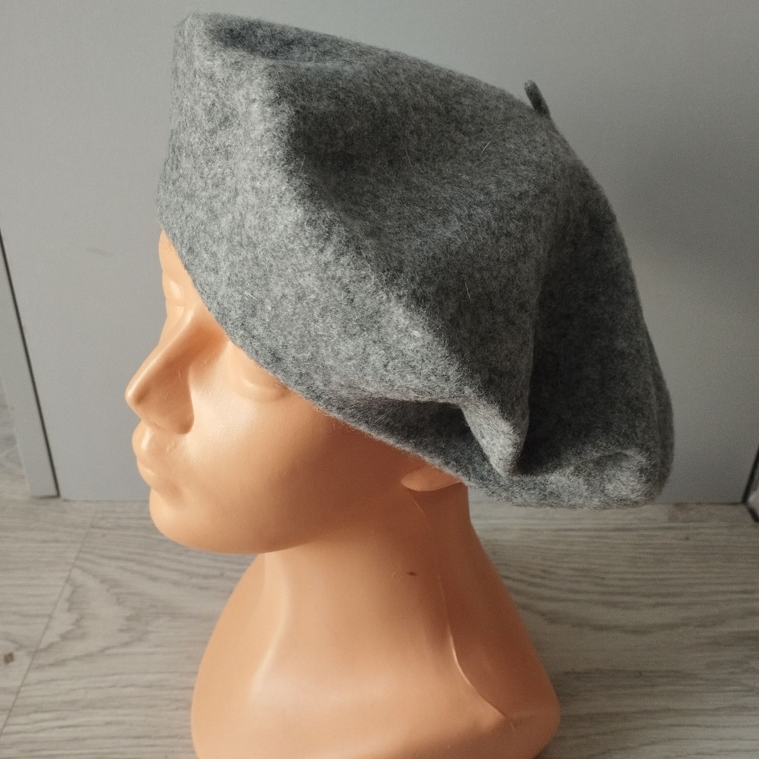 Klasyczny i elegancki beret damski – 100% wełna, nowy z metką!

Sprzed