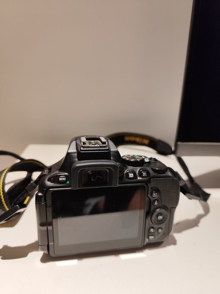 Nikon D5500 com lente 18-55mm