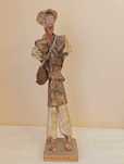 Figura de artesanato homem, com sacola e cabaça papel maché