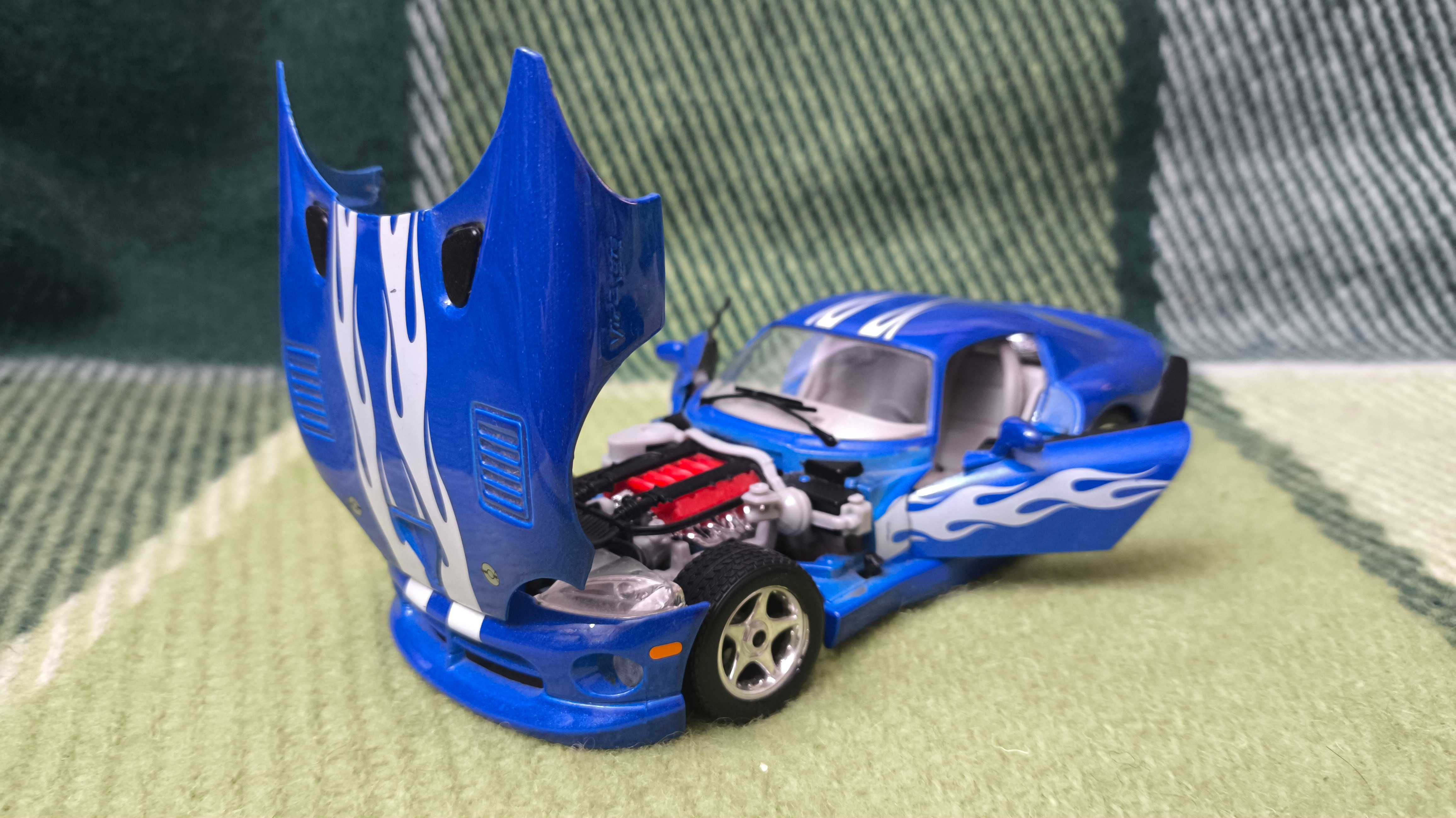 Машинка Dodge Viper GTS Coupe 1.24 Bburago