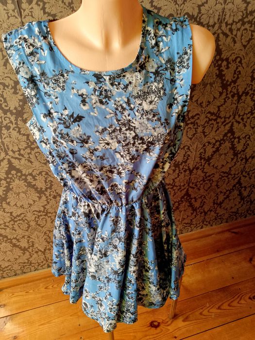 niebieska sukienka w kwiaty 10/38
