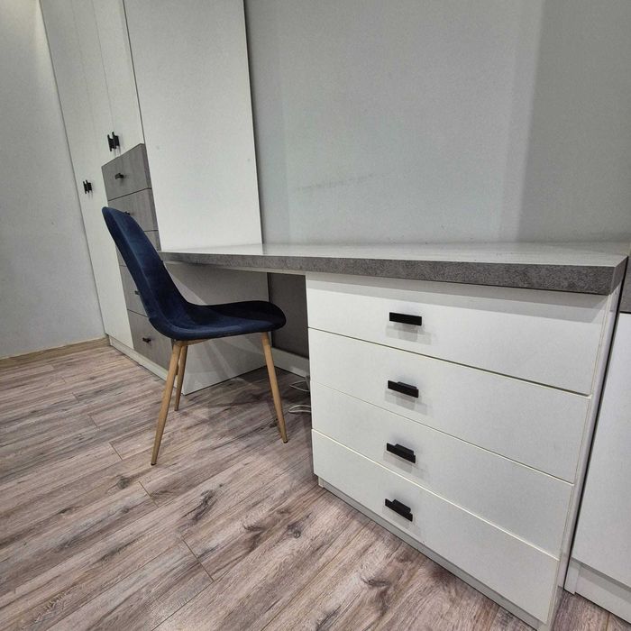 Meble zestaw ( łożko piętro, szafy, biurko)