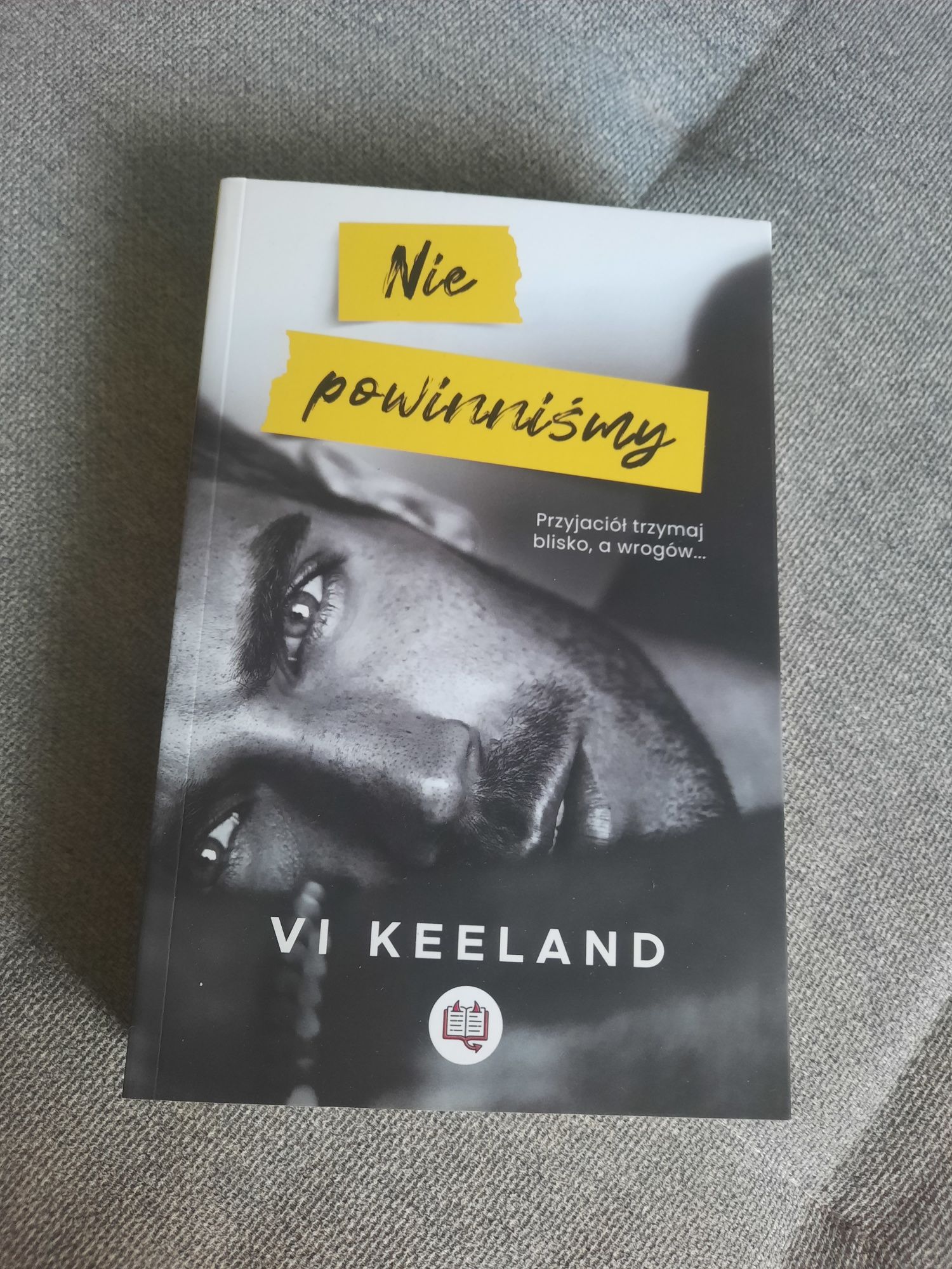 Książka "Nie powinniśmy" Vi Keeland