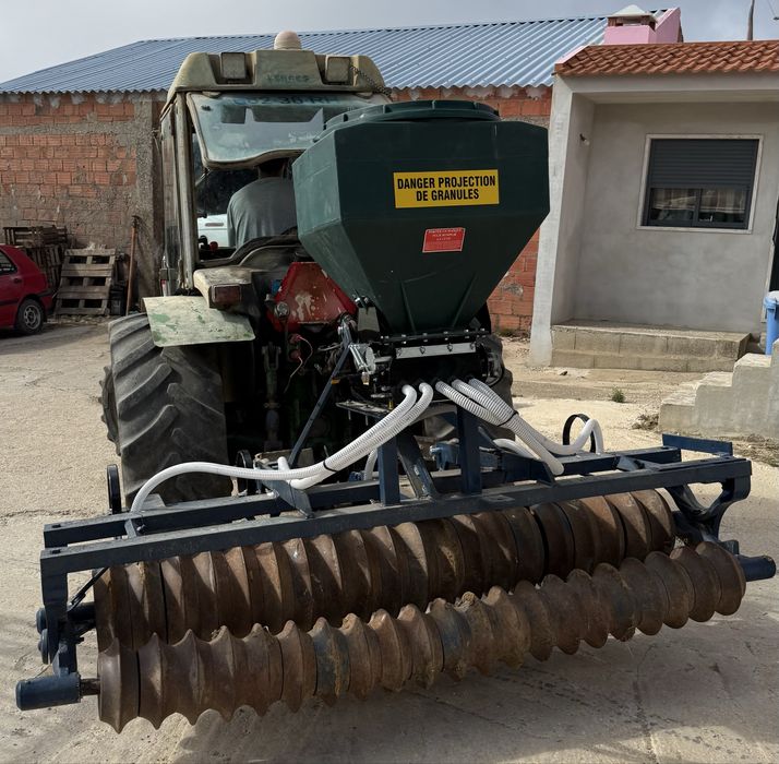 Semeador pneumatico com rolo compactador