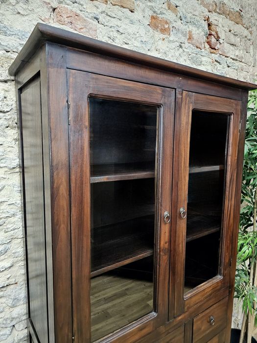 Stylowa witryna z litego drewna – rustykalny urok!