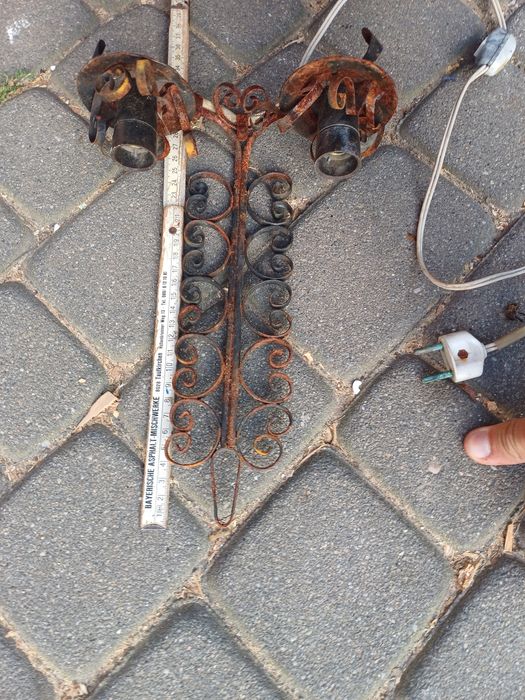 Wisząca metalowa lampa kinkiet na dwieżarówki stara retro lampka nocna