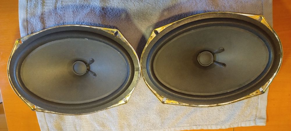 Regeneracja głośników ,wymiana membran ,zawieszeń.