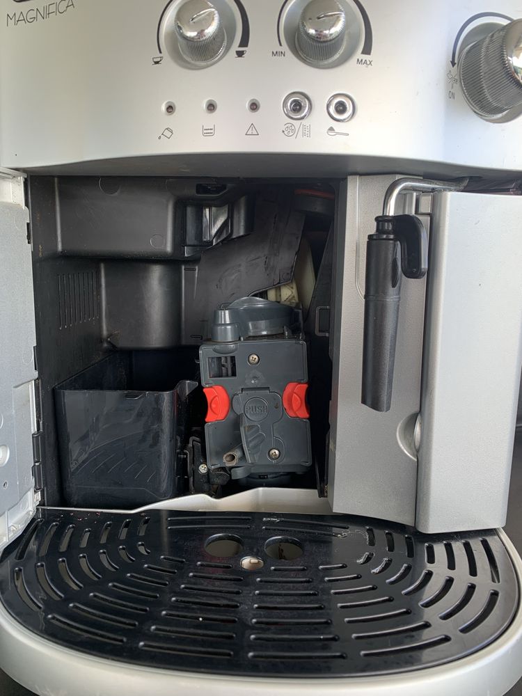Ekspres do kawy DeLonghi magnifica.