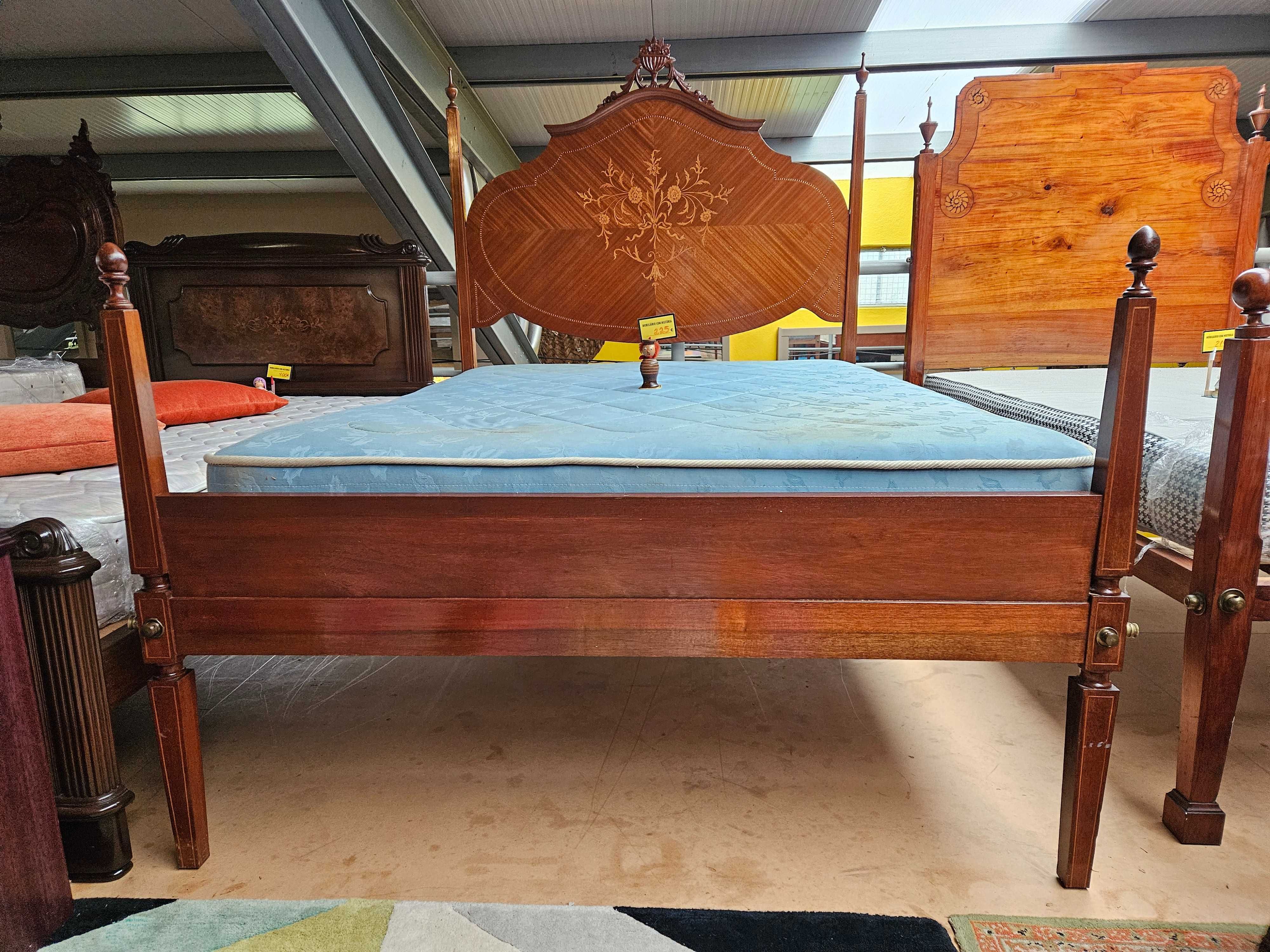 Cama antiga estilo D. Maria com estrado e colchão - Muito bo