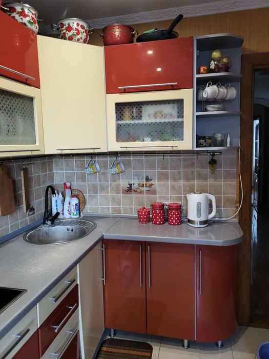 Продам кухню зі встроєною вартльною поверхнею