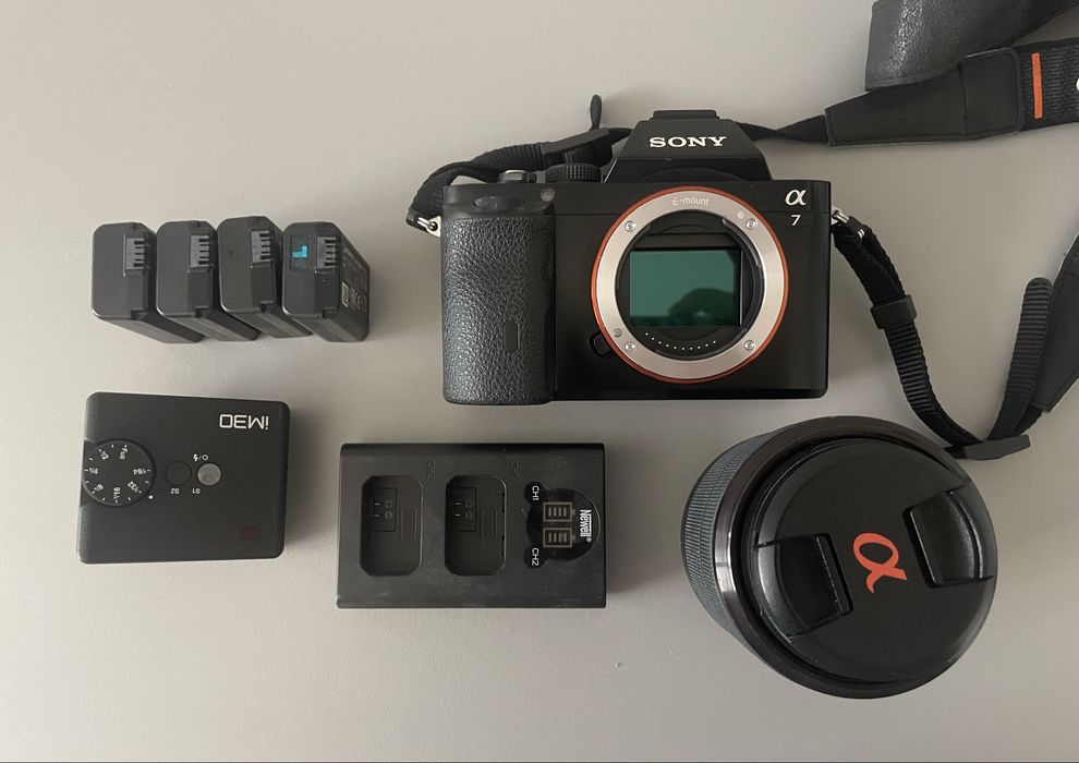 Aparat Sony A7 pełnoklatkowy + obiektyw, flash, 4 baterie