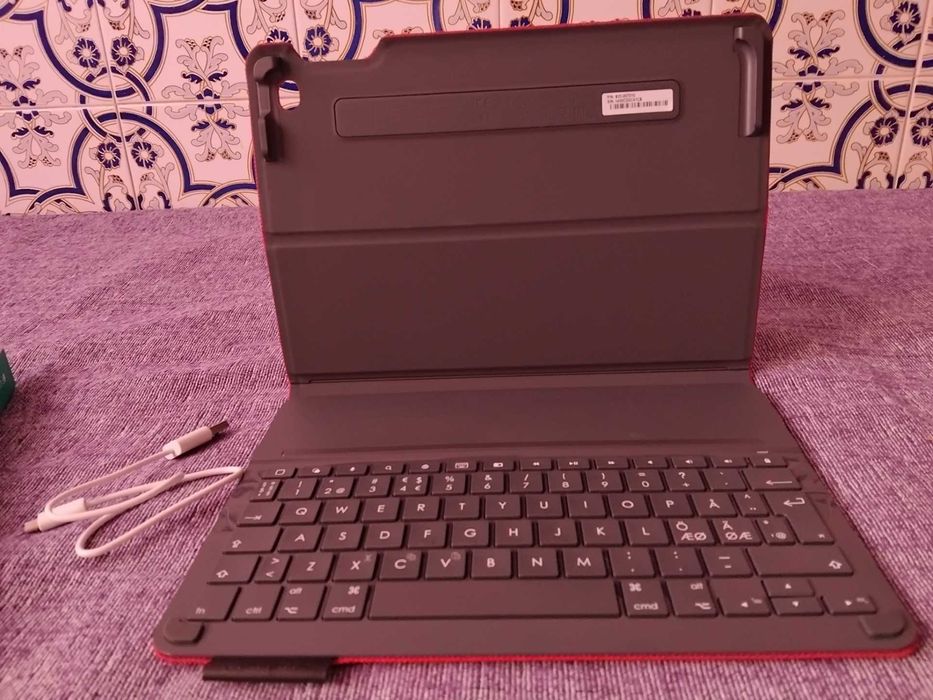 Capa/Teclado Logitech Type+ para iPad Air 2 - NOVO