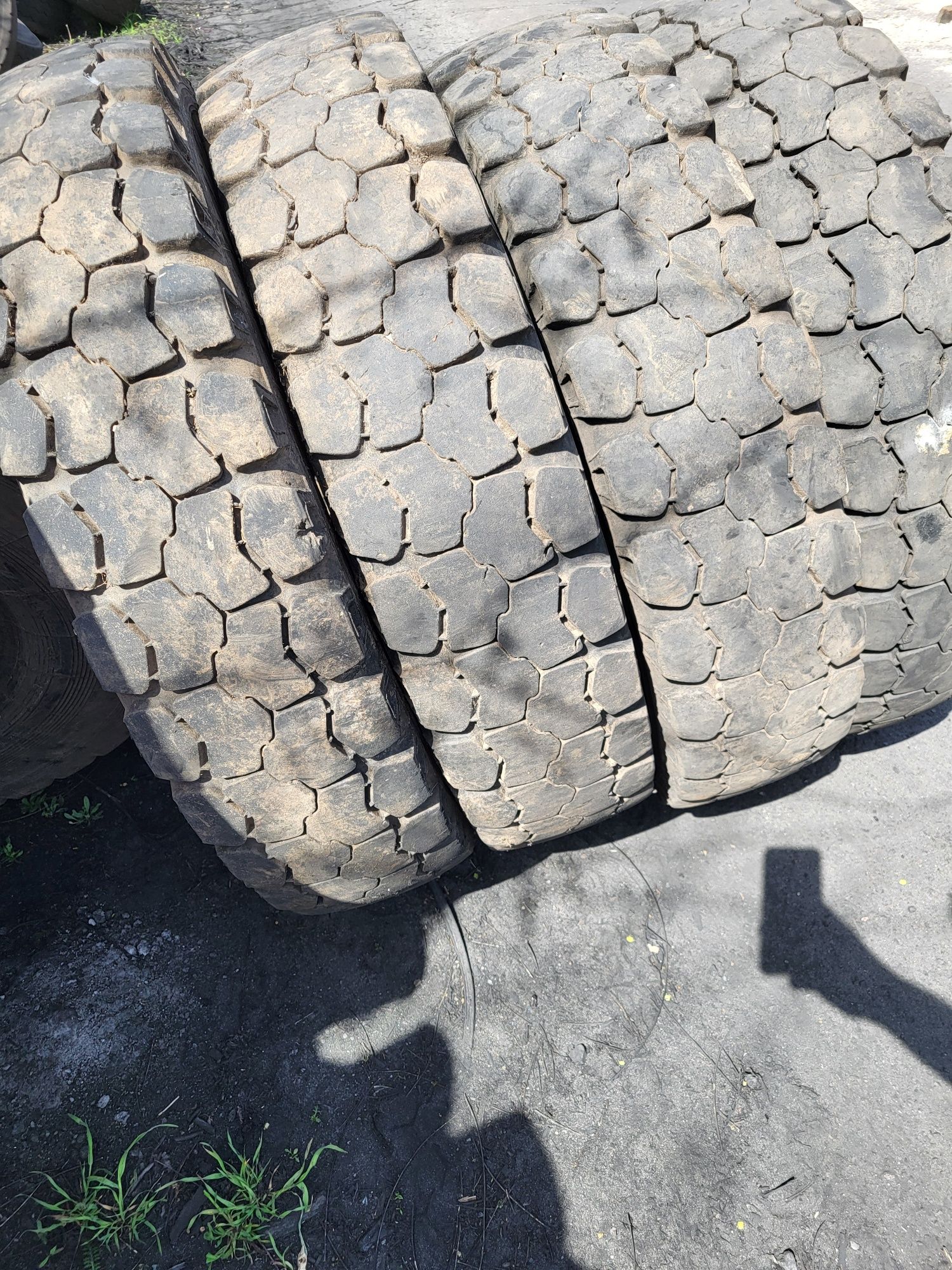 Продам шины б/у 8.25R20