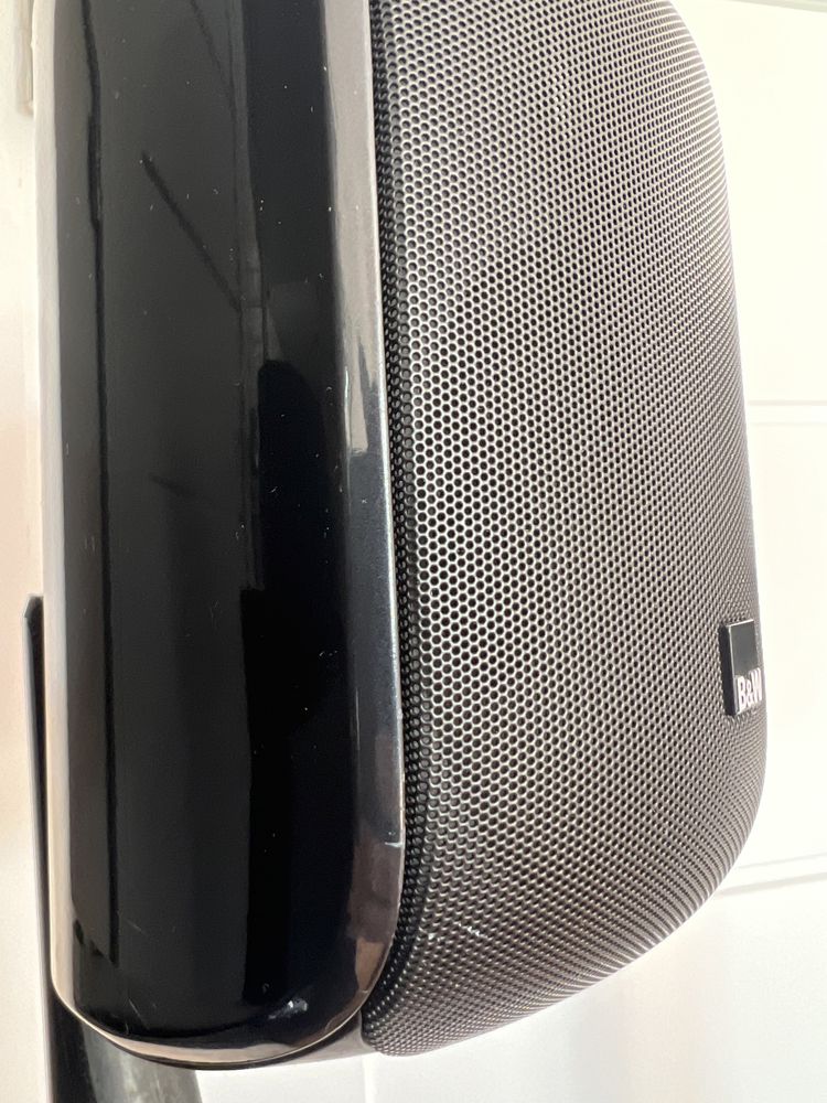 Kolumny Bowers & Wilkins M1 na standach