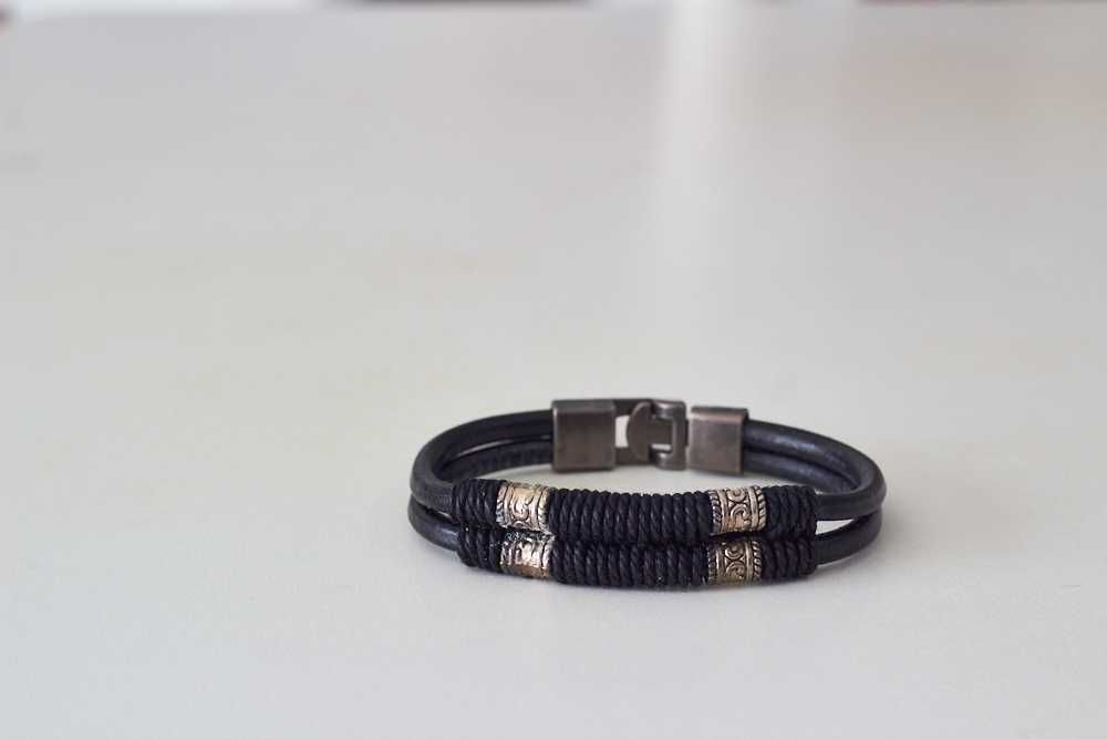 Pulseira para o pulso em pele – 21 centímetros de comprimento