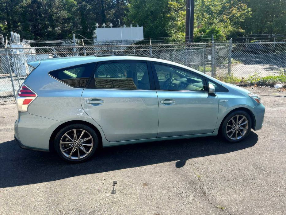 Toyota Prius v Five      2015